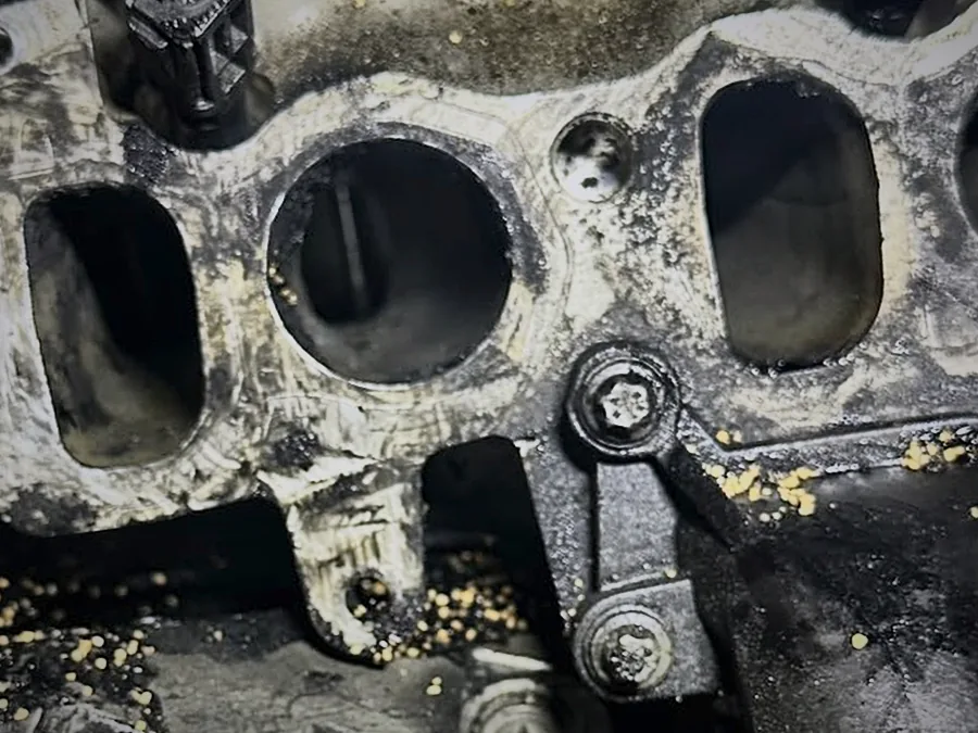 Dieselben Einlasskanäle nach dem Walnussstrahlen: blankes Metall, vereinzelt Körner des Strahlguts